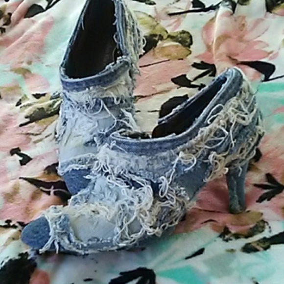 Distressed denim bootie heels shoes - Picture 3 of 4